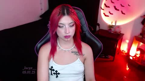 Snapshot of _lucyx__ chatting on 01/05/25, 09:03 Queen. Help me reach 100 thumbs up online show from 01/05/25, 09:03