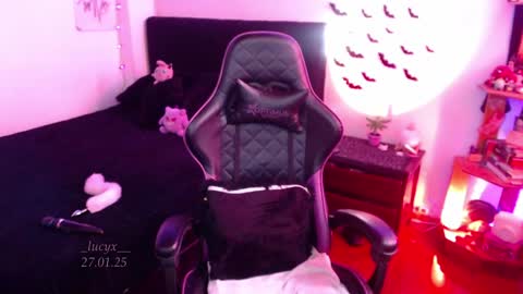 Snapshot of _lucyx__ chatting on 01/27/25, 09:00 Queen. Help me reach 100 thumbs up online show from 01/27/25, 09:00