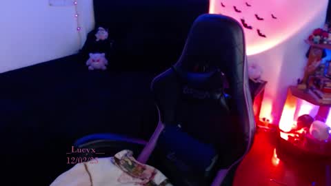 Snapshot of _lucyx__ chatting on 02/12/25, 09:33 Queen. Help me reach 100 thumbs up online show from 02/12/25, 09:33