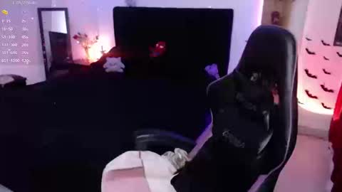 Snapshot of _lucyx__ chatting on 09/22/25, 09:39 Queen. Help me reach 100 thumbs up online show from 09/22/25, 09:39