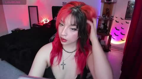 Snapshot of _lucyx__ chatting on 06/30/26, 10:33 Queen. Help me reach 100 thumbs up online show from 06/30/26, 10:33