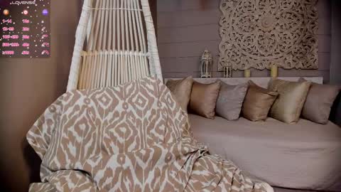 Snapshot of _luna_dupont_ chatting on 02/18/25, 12:39  Luna  online show from 02/18/25, 12:39