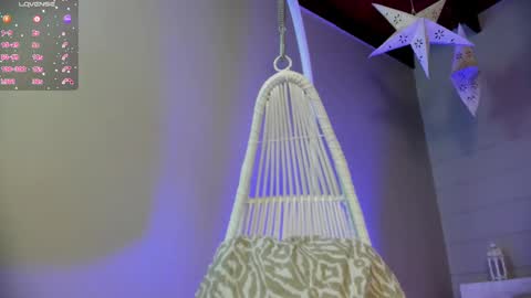 Snapshot of _luna_dupont_ chatting on 02/24/25, 11:43  Luna  online show from 02/24/25, 11:43