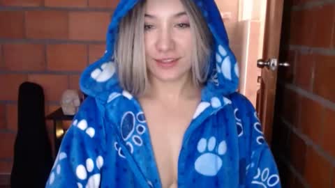 Snapshot of _lunablondie_ chatting on 01/10/25, 05:02 _lunablondie_ online show from 01/10/25, 05:02