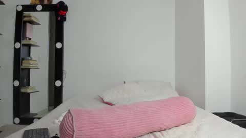 Snapshot of _lunapetite chatting on 09/27/25, 02:05 Luna online show from 09/27/25, 02:05