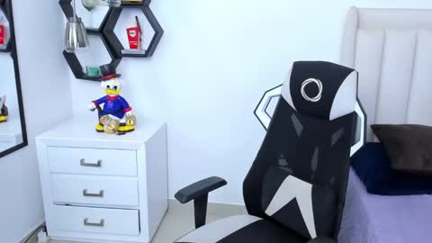 Snapshot of _matthew_santos_ chatting on 02/04/25, 12:51 _matthew_santos_ online show from 02/04/25, 12:51