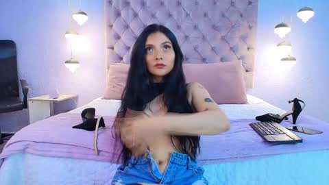 Mia online show from 10/10/25, 11:53