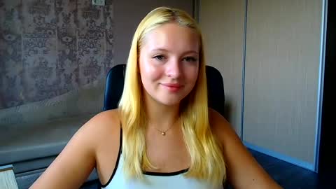 Snapshot of _mila_la_ chatting on 08/06/26, 09:55 Melanie online show from 08/06/26, 09:55