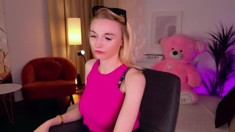 Snapshot of _mila_lux_ chatting on 05/19/26, 01:17 Mila online show from 05/19/26, 01:17