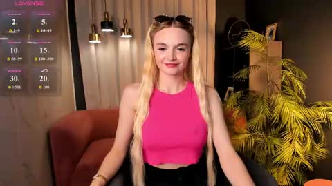 Snapshot of _mila_lux_ chatting on 06/20/26, 08:55 Mila online show from 06/20/26, 08:55