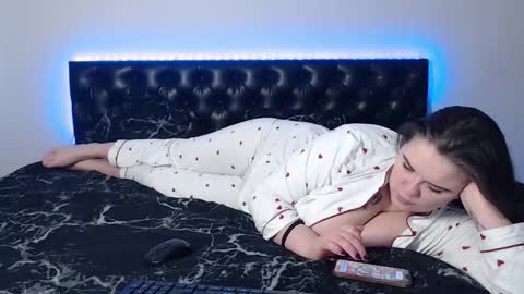 Snapshot of _mimi_mikey_ chatting on 11/11/25, 11:43 mikey and mia online show from 11/11/25, 11:43