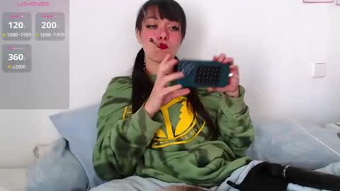 Snapshot of _missshe_ chatting on 02/16/25, 09:26 Sophia Help me get 100 thumbs up online show from 02/16/25, 09:26