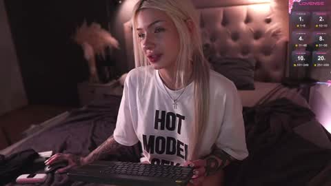 Snapshot of _miumiu_ chatting on 02/20/25, 03:23 Sasha online show from 02/20/25, 03:23