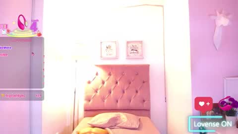 Snapshot of _nahom_ chatting on 10/17/25, 12:47 nahomi online show from 10/17/25, 12:47