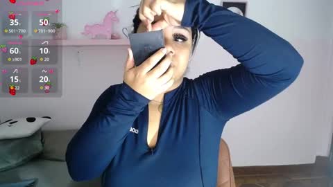 Snapshot of _nahom_ chatting on 10/31/25, 12:55 nahomi online show from 10/31/25, 12:55