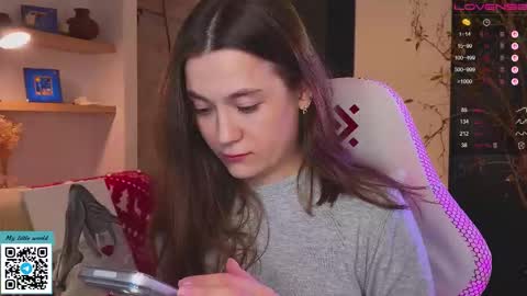 Snapshot of _nemalkovamia chatting on 12/20/25, 12:01 Mia with a big heart online show from 12/20/25, 12:01