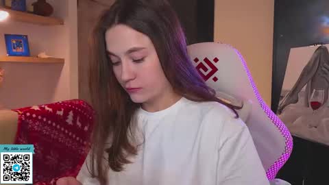 Snapshot of _nemalkovamia chatting on 12/21/25, 11:50 Mia with a big heart online show from 12/21/25, 11:50