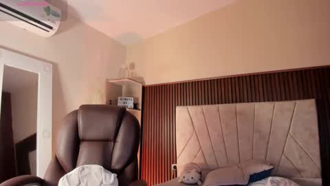 Snapshot of _niah_ chatting on 09/15/25, 08:42 Niah You can call me Ni or cutie haha online show from 09/15/25, 08:42