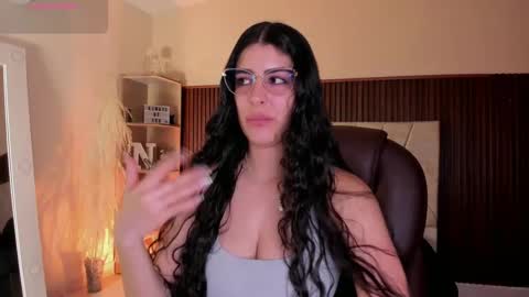 Snapshot of _niah_ chatting on 09/24/25, 08:01 Niah You can call me Ni or cutie haha online show from 09/24/25, 08:01