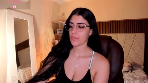 Snapshot of _niah_ chatting on 10/08/25, 08:17 Niah You can call me Ni or cutie haha online show from 10/08/25, 08:17