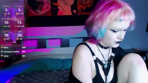 Nicole online show from 12/19/25, 03:46