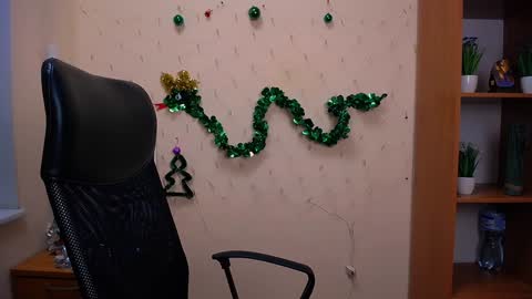 Snapshot of _nicole_new chatting on 12/18/24, 11:45 Nica online show from 12/18/24, 11:45