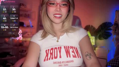 Snapshot of _nippleticklexxx chatting on 09/25/25, 05:05 Lily online show from 09/25/25, 05:05