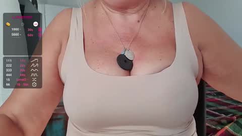 Snapshot of _oldschool_lady_ chatting on 09/19/25, 10:05 Charlotte online show from 09/19/25, 10:05