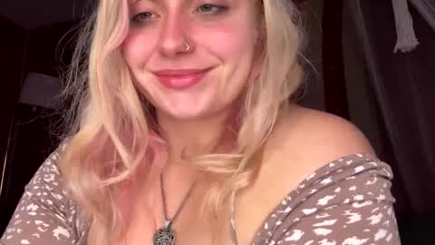 Snapshot of _peaceoutgirlscout_ chatting on 10/06/25, 05:16 _peaceoutgirlscout_ online show from 10/06/25, 05:16