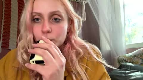 Snapshot of _peaceoutgirlscout_ chatting on 10/08/25, 08:28 _peaceoutgirlscout_ online show from 10/08/25, 08:28