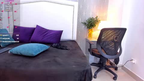 Snapshot of _peach1_ chatting on 02/11/25, 11:01  peach1  online show from 02/11/25, 11:01