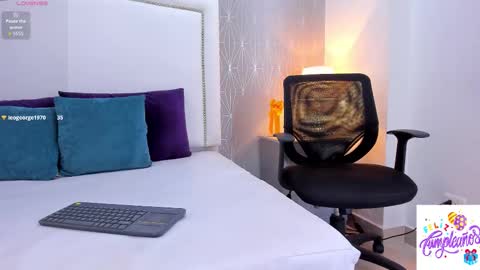 Snapshot of _peach1_ chatting on 10/14/25, 02:18  peach1  online show from 10/14/25, 02:18