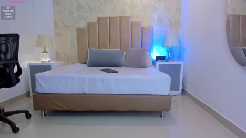 Snapshot of _peach1_ chatting on 10/27/25, 02:43  peach1  online show from 10/27/25, 02:43