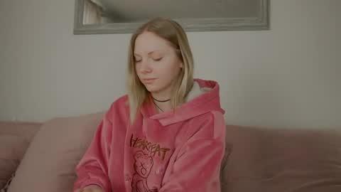 Snapshot of _penisflytrap_ chatting on 04/17/26, 07:33 Viktoria online show from 04/17/26, 07:33