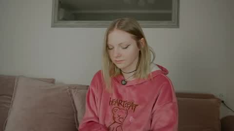 Snapshot of _penisflytrap_ chatting on 04/22/26, 04:48 Viktoria online show from 04/22/26, 04:48