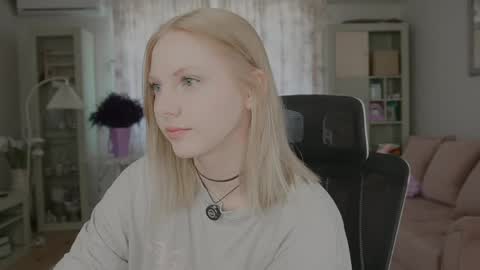 Snapshot of _penisflytrap_ chatting on 05/22/26, 07:15 Viktoria online show from 05/22/26, 07:15