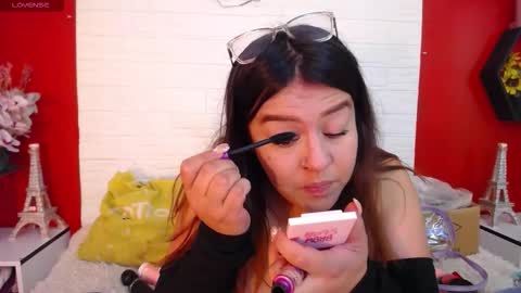 Snapshot of _poison_sweet chatting on 11/03/25, 05:03 Laura online show from 11/03/25, 05:03