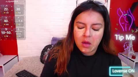 Snapshot of _poison_sweet chatting on 12/14/25, 05:51 Laura online show from 12/14/25, 05:51