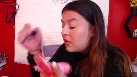 Snapshot of _poison_sweet chatting on 12/17/25, 05:30 Laura online show from 12/17/25, 05:30