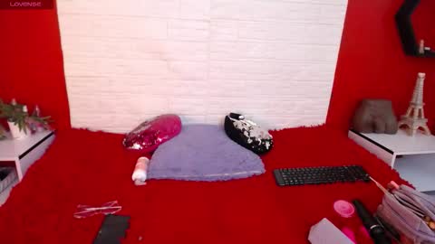 Snapshot of _poison_sweet chatting on 12/19/25, 06:37 Laura online show from 12/19/25, 06:37