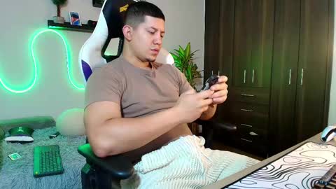 Snapshot of _robertobaggio chatting on 02/14/25, 12:36 Roberto online show from 02/14/25, 12:36