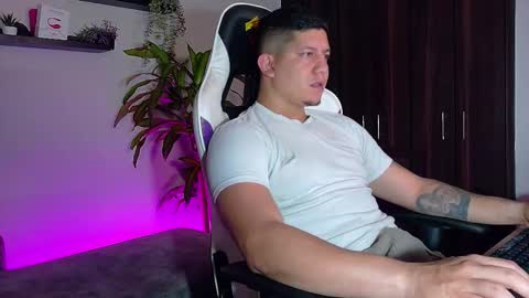 Snapshot of _robertobaggio chatting on 11/27/25, 06:48 Roberto online show from 11/27/25, 06:48