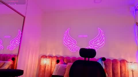 Snapshot of _scarletmoore chatting on 10/15/25, 12:05 Scarlett online show from 10/15/25, 12:05