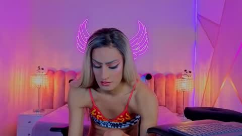 Snapshot of _scarletmoore chatting on 10/21/25, 08:04 Scarlett online show from 10/21/25, 08:04