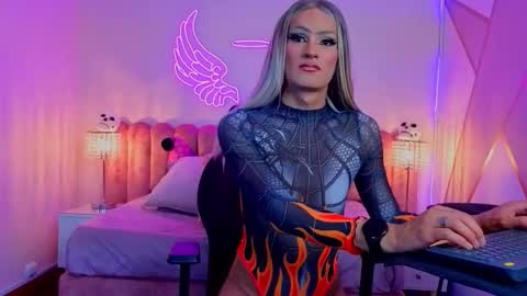 Snapshot of _scarletmoore chatting on 10/30/25, 07:43 Scarlett online show from 10/30/25, 07:43