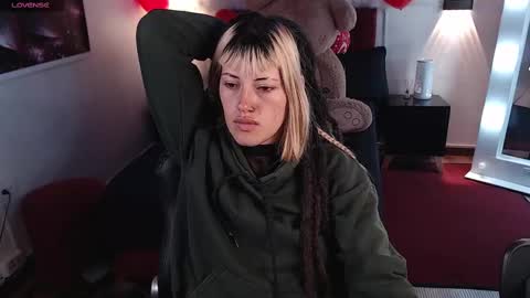 Snapshot of _sharlotte777 chatting on 02/17/25, 01:42 _sharlotte777 online show from 02/17/25, 01:42