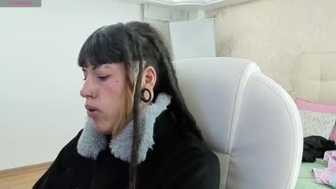 Snapshot of _sharlotte777 chatting on 12/17/25, 01:17 _sharlotte777 online show from 12/17/25, 01:17