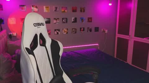 Snapshot of _side_by_you_ chatting on 12/01/24, 04:29 NATHANPVT IS OPEN online show from 12/01/24, 04:29