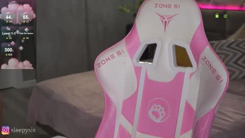 Snapshot of _sleepysis_ chatting on 09/12/25, 01:33 Ann online show from 09/12/25, 01:33