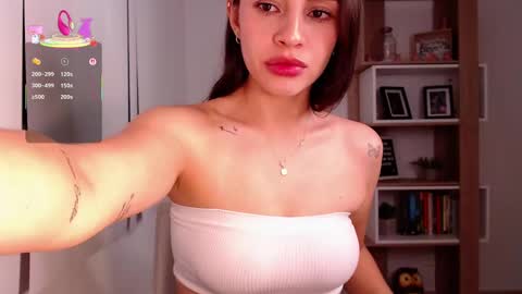 Snapshot of _smallpeach chatting on 02/27/25, 01:59 Lauren online show from 02/27/25, 01:59